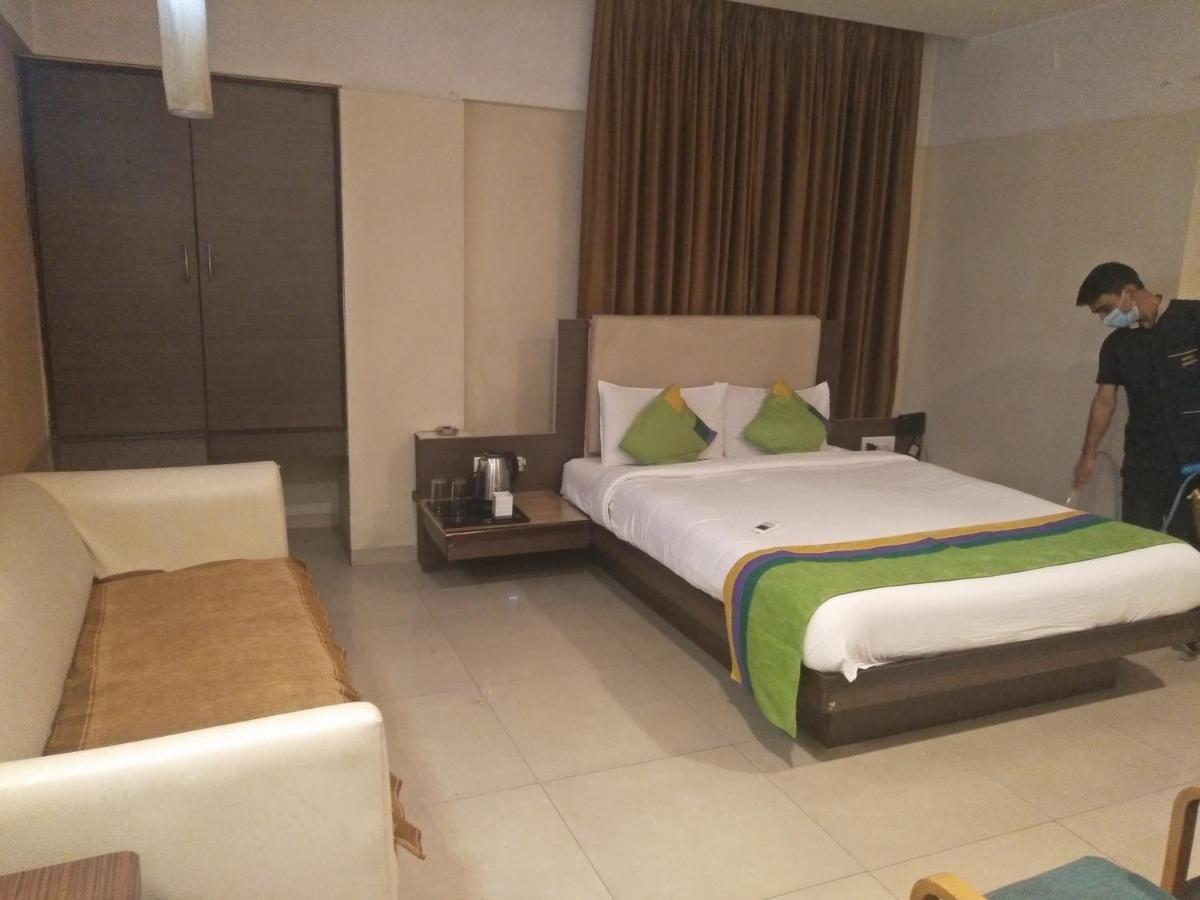 Treebo Trend Hotel Basera Пюн Екстериор снимка