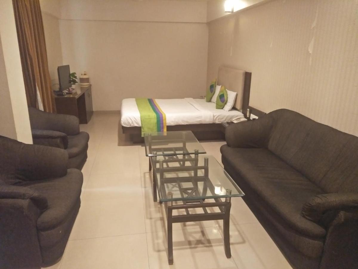 Treebo Trend Hotel Basera Пюн Екстериор снимка